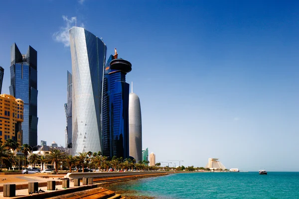 De doha corniche is een waterfront promenade in doha, qatar — Stockfoto