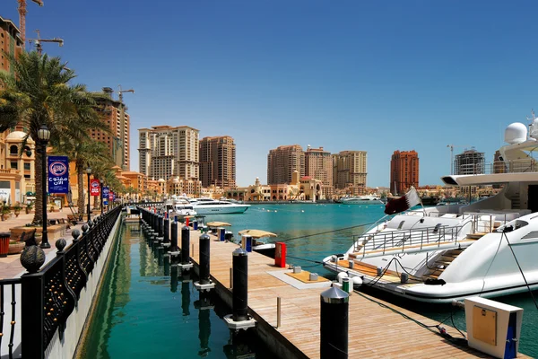 Una isla artificial Pearl Qatar en Doha, Qatar — Foto de Stock