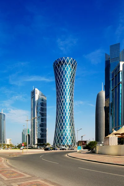 La torre hiperbólica del distrito de West Bay de Doha, Qatar — Foto de Stock