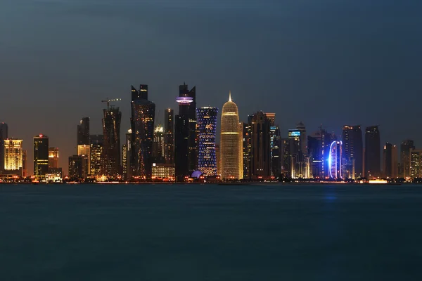 El horizonte de Doha de West Bay al anochecer — Foto de Stock