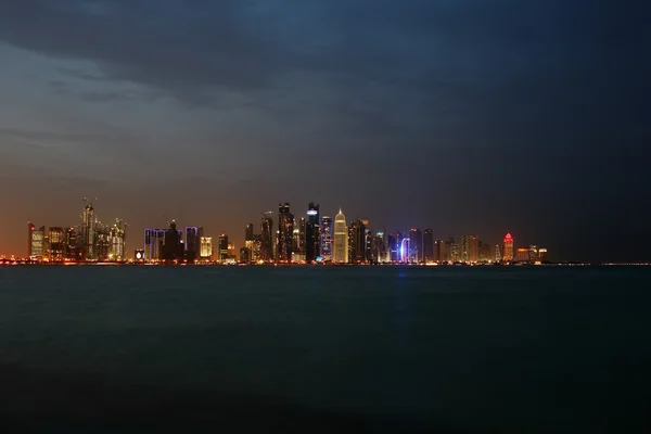 Die Skyline der Westbucht Doha in der Abenddämmerung — Stockfoto