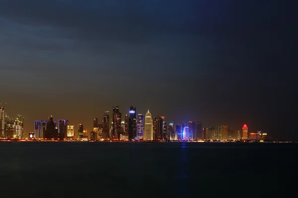 Zachodniej zatoki doha panoramę o zmierzchu — Zdjęcie stockowe