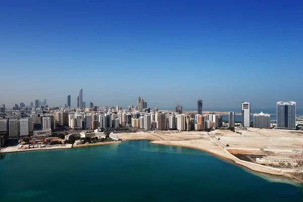 Uma vista panorâmica de Abu Dhabi, capital dos Emirados Árabes Unidos — Fotografia de Stock