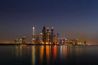 Dubai Yat Limanı, BAE palm jumeirah görüldüğü gibi alacakaranlıkta