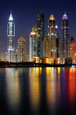 Dubai Yat Limanı, BAE palm jumeirah görüldüğü gibi alacakaranlıkta