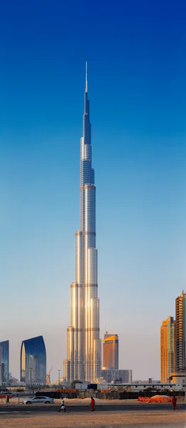 La escala del edificio más alto del mundo en comparación con un hombre —  Fotos de Stock