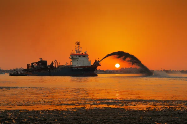 Een dredging schip in actie op palm jumeirah, dubai, Verenigde Arabische Emiraten — Stockfoto