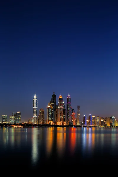 Dubai Yat Limanı, BAE palm jumeirah görüldüğü gibi alacakaranlıkta — Stok fotoğraf