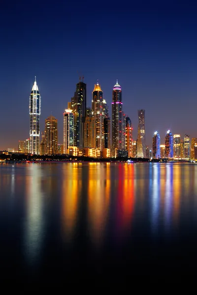 Dubai marina, Verenigde Arabische Emiraten in de schemering gezien vanaf de palm jumeirah — Stockfoto