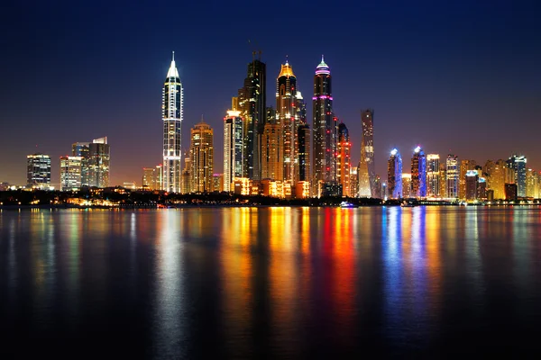 Dubai Marina, Emiratos Árabes Unidos al atardecer visto desde Palm Jumeirah — Foto de Stock