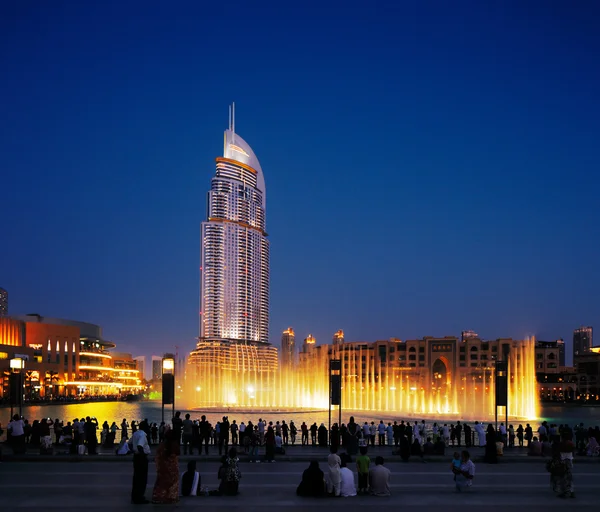 Dubajskou fontánu provádí v půl hodinových intervalech od 18: 00 — Stock fotografie