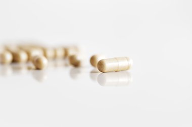 bir avuç beyaz Yansıtıcı Seramik yüzeyi kapsül tabletleri