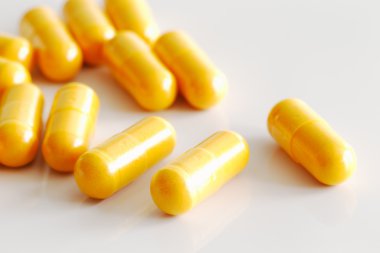 bir avuç beyaz Yansıtıcı Seramik yüzey üzerinde zerdeçal kapsül