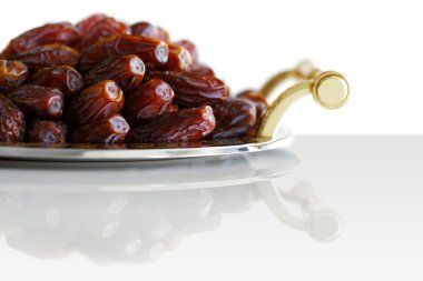 süslü bir tra üzerinde sunulan kurutulmuş Arapça tarihleri