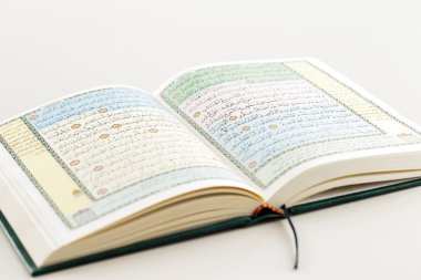 Kur'an-ı Kerim üzerinde beyaz bir arka plan görüntüsü