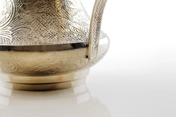 Un primer plano de una dallah ornamentada, la olla de metal para hacer café árabe — Foto de Stock