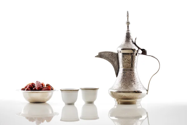 bir dallah kurutulmuş tarihleri bir kase ile Arapça kahve yapmak için metal bir pot