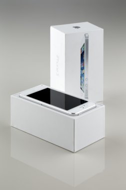 yepyeni beyaz apple iphone 5 bir kutu içinde