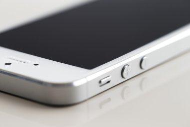 yansıtıcı beyaz bir arka plan üzerinde yeni bir beyaz smartphone