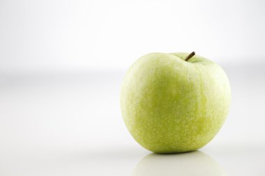 kök ile yeşil elma görüntüsünü