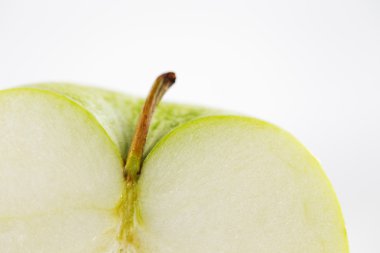 kök ile yeşil elma bir kesitin görüntüsünü