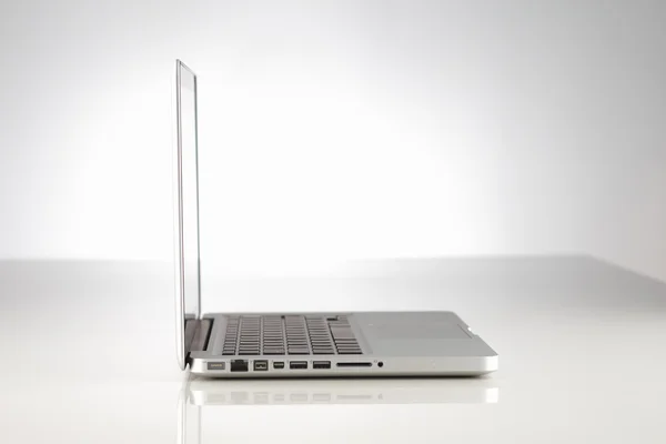 Egy szépen megvilágított modern könnyűfém laptop számítógép — Stock Fotó