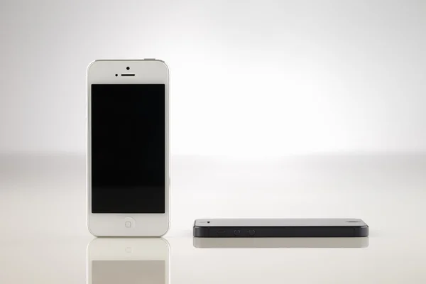 なめらかな現代的なスマート フォンとラップトップ — ストック写真