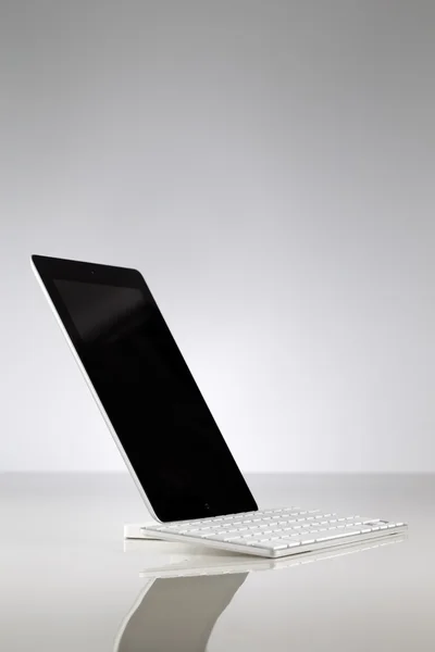 태블릿에 연결 된 흰색 usb 키보드 — 스톡 사진