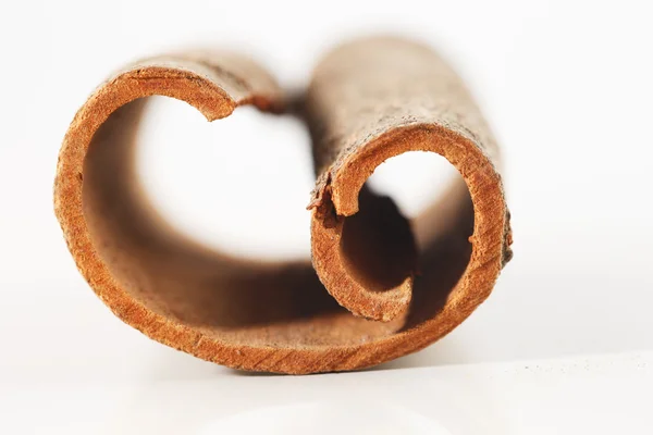 Palitos de canela enteros contra un fondo blanco — Foto de Stock