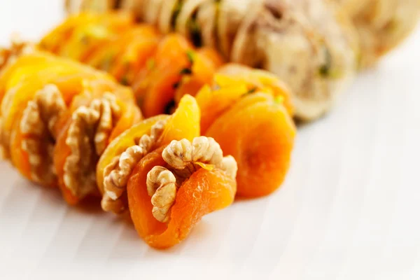 Getrocknete Aprikosen gefüllt mit Walnüssen und getrocknete Feigen gefüllt mit geschnittenen Pistazien — Stockfoto