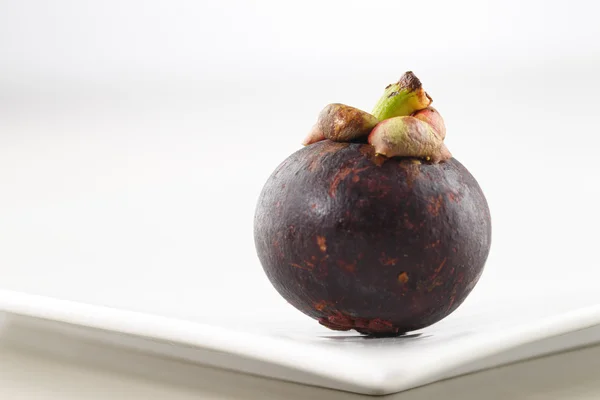 Mangostan ist eine in Thailand, Malaysia und Indonesien beliebte Frucht — Stockfoto