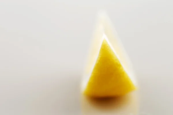 Ein Querschnitt einer frischen Bio-Zitrone — Stockfoto