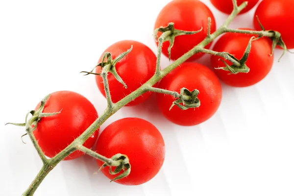 Органические свежие помидоры на лозе — стоковое фото