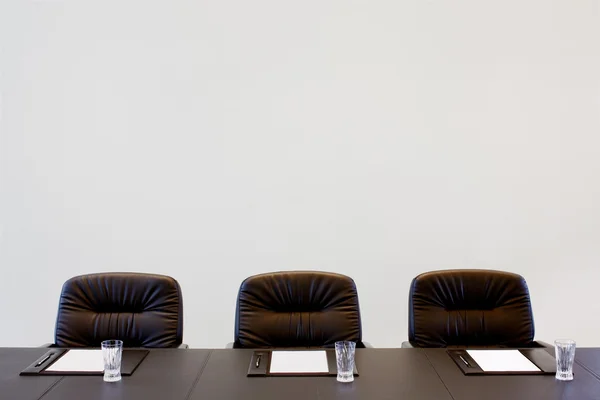 A mesa do conselho está preparada para uma reunião. — Fotografia de Stock