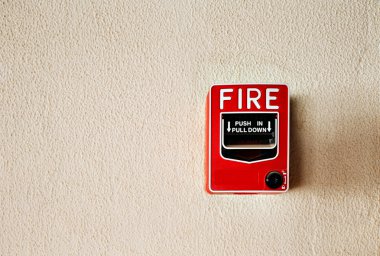 Yangın alarm düğmesine bir duvar