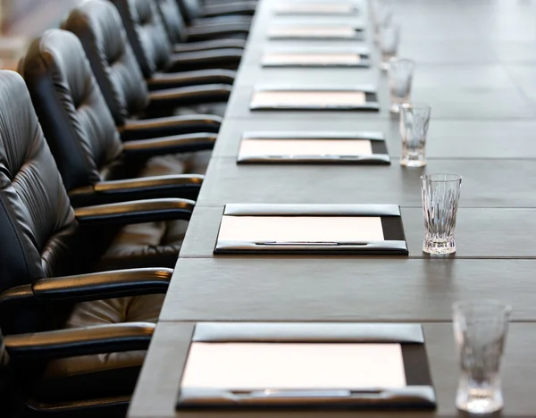 La table du conseil d'administration est prête pour une réunion Photos De Stock Libres De Droits