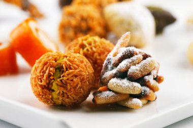 beyaz zemin üzerine Arapça tatlılar çeşitli