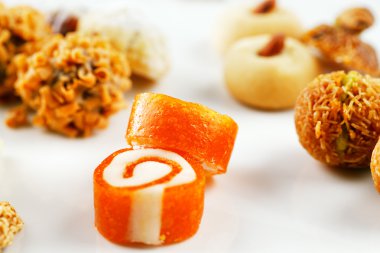 beyaz zemin üzerine Arapça tatlılar çeşitli