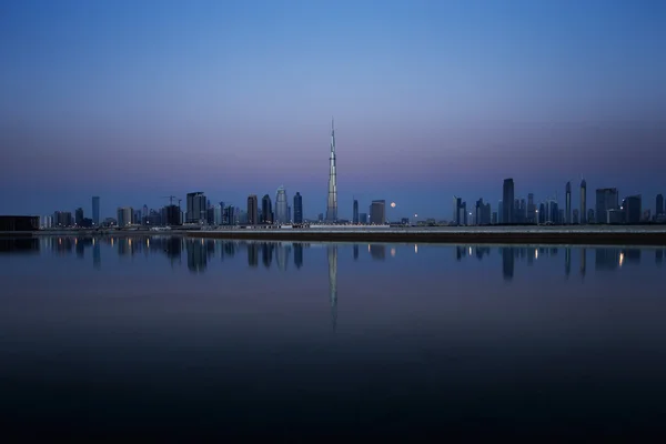 Dubai siluetinin alacakaranlıkta — Stok fotoğraf