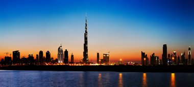 Dubai siluetinin alacakaranlıkta
