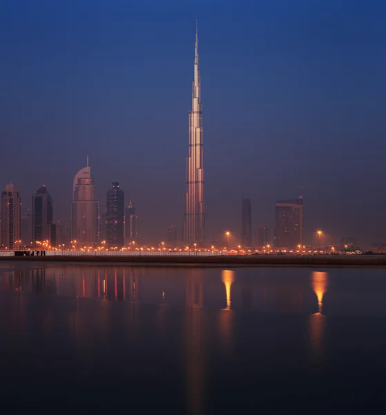 Dubai skyline como visto a partir de Business Bay tiro pouco antes do amanhecer — Fotografia de Stock