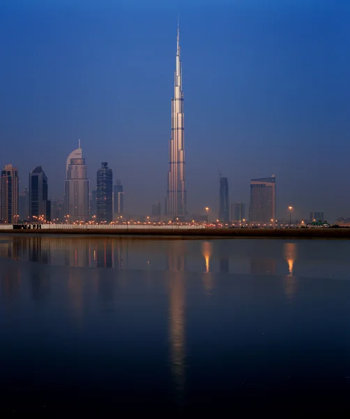 Dubai skyline como se ve desde Business Bay tiro justo antes del amanecer — Foto de Stock