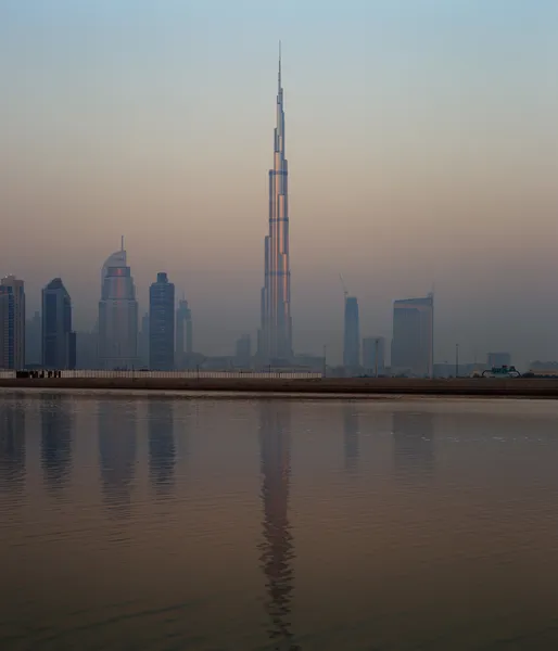 Panoramę Dubaju jak widać zatokę biznes strzał tuż przed świtem — Zdjęcie stockowe