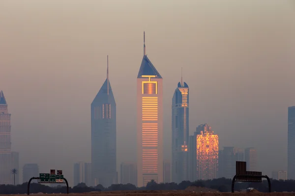 Iş yuvasından görüldüğü gibi dubai şehir silüetinin — Stok fotoğraf