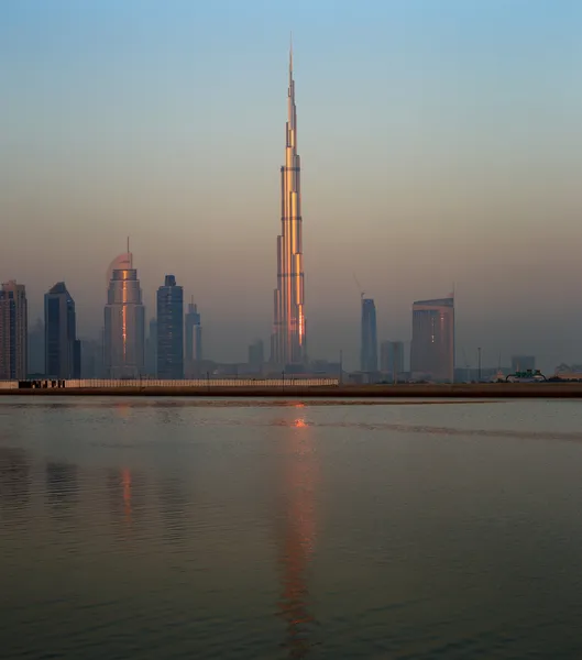 Dubais Skyline von der Businessbucht aus gesehen, aufgenommen kurz vor Sonnenaufgang — Stockfoto