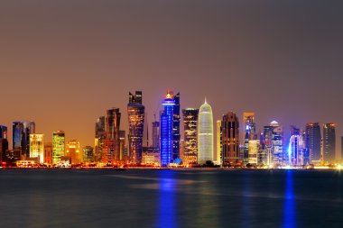 Doha, Katar-alacakaranlıkta olduğunu güzel bir şehir manzarası