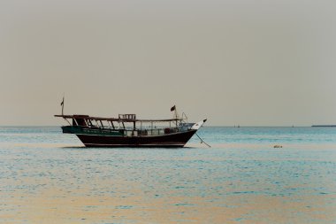 Orta Doğu: geleneksel yelkenli tekne dhow denir
