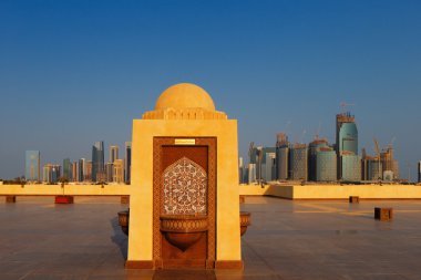 ve büyük haliyle Batı Körfezi şehir manzarası Camii doha, qatar