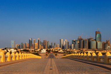 ve büyük haliyle Batı Körfezi şehir manzarası Camii doha, qatar