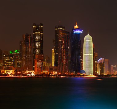 Doha, Katar gece olduğu güzel bir şehir manzarası